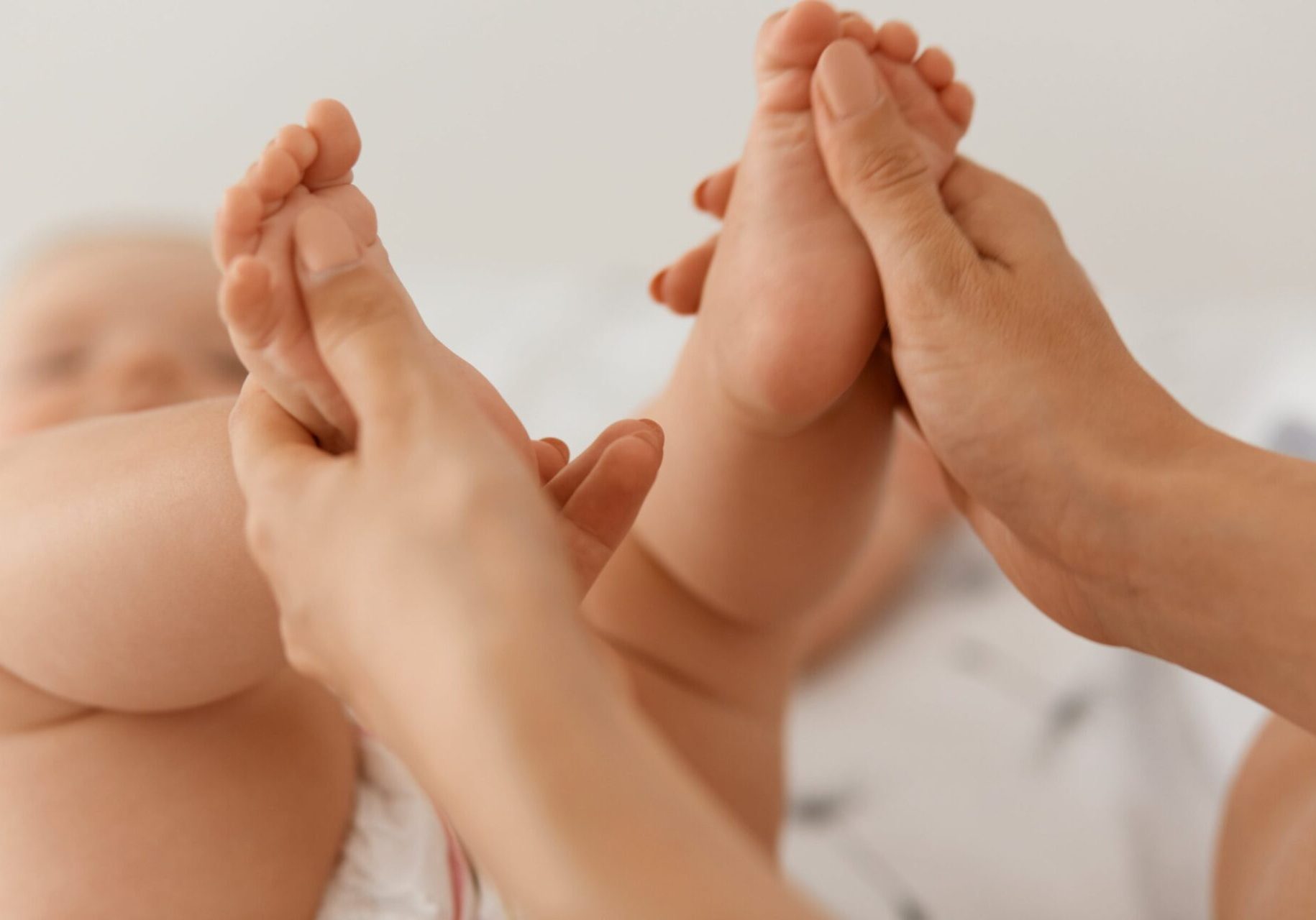 Mains prenant des pieds de bébé-Forfaits
